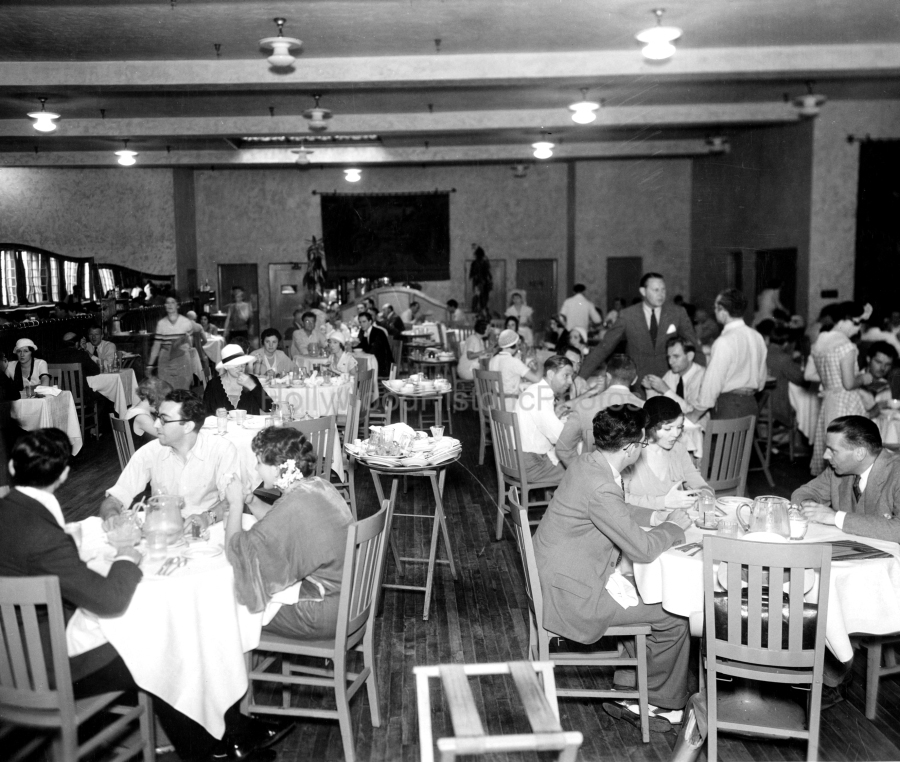 Paramount 1931 Dining at commissary.jpg